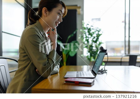 微笑在書桌的女實業家 137921216