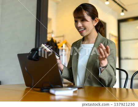 Businesswomen speaking in online meetings 137921230