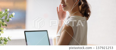 一位女士帶著筆記型電腦和植物。 137921253