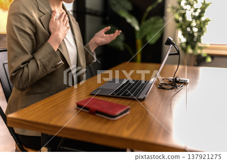 在辦公室工作電腦的女人 137921275