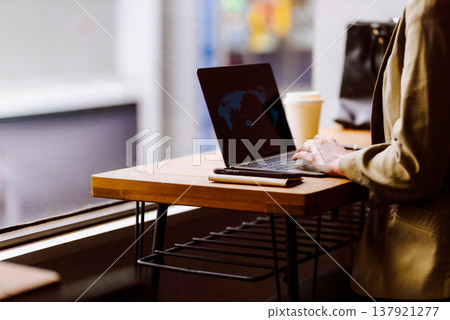 在咖啡館使用筆記型電腦 137921277