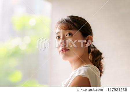 特寫鏡頭拍攝一位女子的臉,她正凝視著窗外的某個東西。 特寫鏡頭拍攝一位女子的臉,她正凝視著窗外的某個東西。 137921286