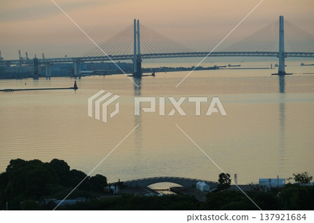 海灣大橋被弄髒在日落 海灣大橋被弄髒在日落 137921684