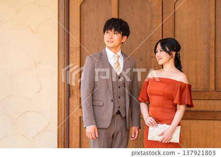婚禮招待會、慶功宴、新郎新娘身著彩色婚紗、盛裝打扮的夫婦、富人、富人 婚禮招待會、慶功宴、新郎新娘身著彩色婚紗、盛裝打扮的夫婦、富人、富人 137921803