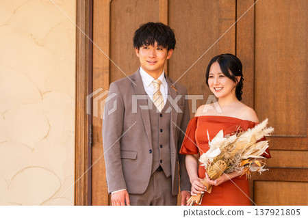 婚禮招待會、慶功宴、新郎新娘身著彩色婚紗、盛裝打扮的夫婦、富人、富人 137921805