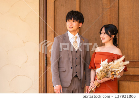 Wedding reception, after-party, bride and groom appearing in wedding color dresses, dressed up couple, wealthy, wealthy Wedding reception, after-party, bride and groom appearing in wedding color dresses, dressed up couple, wealthy, wealthy 137921806