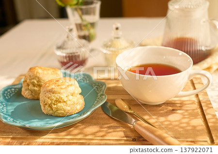 Enjoying a luxurious moment in everyday life with scones, jam, and tea. 137922071