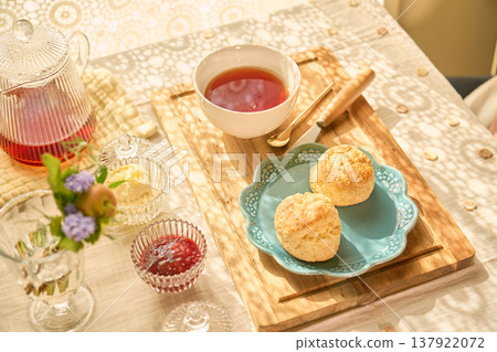Enjoying a luxurious moment in everyday life with scones, jam, and tea. 137922072
