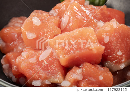 用米曲醃製的鮭魚,鮮嫩多汁的粉紅橙色鮭魚丁,圖片為用北海道鮭魚製成的發酵食品。 用米曲醃製的鮭魚,鮮嫩多汁的粉紅橙色鮭魚丁,圖片為用北海道鮭魚製成的發酵食品。 137922135