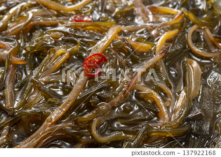 松前漬:北海道當地特色小吃,以海帶、魷魚乾和辣椒為主要食材,色澤呈琥珀色。 (新年食品/小吃圖片) 松前漬:北海道當地特色小吃,以海帶、魷魚乾和辣椒為主要食材,色澤呈琥珀色。 (新年食品/小吃圖片) 137922168