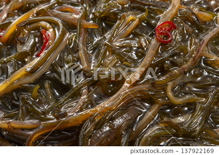 松前漬:北海道當地特色小吃,以海帶、魷魚乾和辣椒為主要食材,色澤呈琥珀色。 (新年食品/小吃圖片) 松前漬:北海道當地特色小吃,以海帶、魷魚乾和辣椒為主要食材,色澤呈琥珀色。 (新年食品/小吃圖片) 137922169