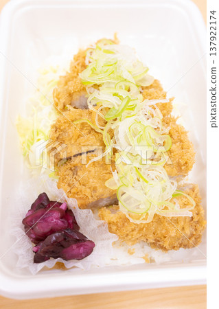 美味蔥油條豬排飯便當 137922174