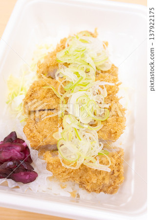 美味蔥油條豬排飯便當 137922175