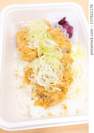 美味蔥油條豬排飯便當 137922176