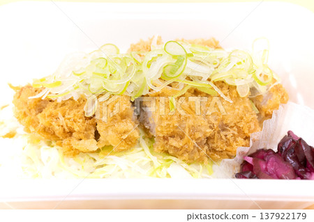 美味蔥油條豬排飯便當 137922179