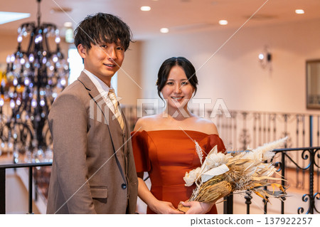 身穿彩色禮服的新郎新娘（婚禮、婚禮儀式、換裝、換禮服） 137922257