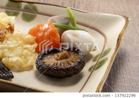 什錦燉菜:香菇、胡蘿蔔、芋頭、凍乾豆腐和四季豆。以傳統日式烹調方式呈現,令人聯想到懷石料理或禦節料理。 什錦燉菜:香菇、胡蘿蔔、芋頭、凍乾豆腐和四季豆。以傳統日式烹調方式呈現,令人聯想到懷石料理或禦節料理。 137922296