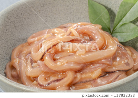 新鮮魷魚製成的美味鹹魷魚 新鮮魷魚製成的美味鹹魷魚 137922358