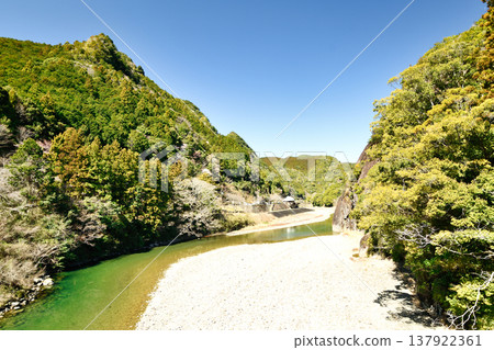 Monolithic Rock, Kozagawa River (Nationally Designated Natural Monument) [Kozagawa Town, Wakayama Prefecture] 137922361