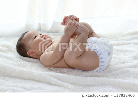 穿著一次性尿布的嬰兒 137922466