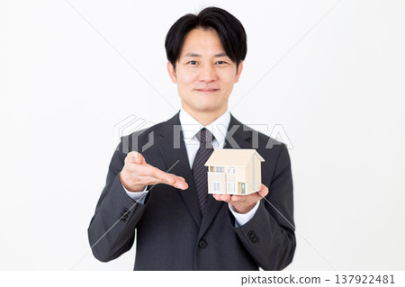 一位中年商人推薦了一款獨立式住宅模型。 137922481