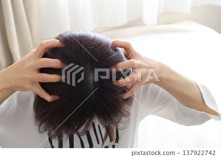 女性對頭皮問題的擔憂 女性對頭皮問題的擔憂 137922742
