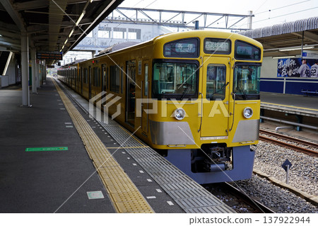 開往西武九條前的西武狹山線2000系列列車正在等待出發。 137922944