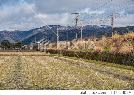 厚生線穿過滋賀縣長濱市牧野町的鄉村地區。 137923099