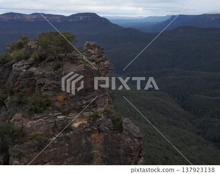 嶙峋的岩石聳立在山谷之上-寧靜的地平線橫跨藍山。 嶙峋的岩石聳立在山谷之上-寧靜的地平線橫跨藍山。 137923138