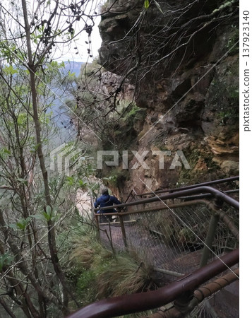 沿著蜿蜒於懸崖間的步道,享受一段靜謐的旅程-這條步道從迴聲點通往風景世界。 沿著蜿蜒於懸崖間的步道,享受一段靜謐的旅程-這條步道從迴聲點通往風景世界。 137923140