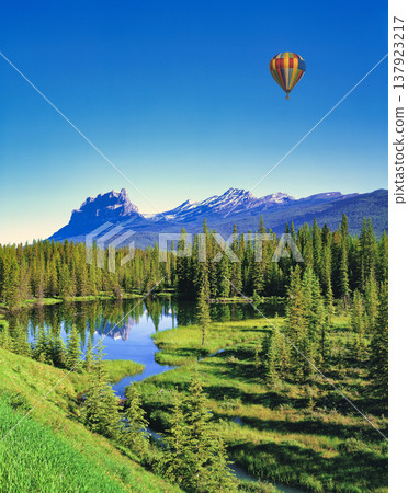 The beautiful scenery of the Canadian Rockies 137923217