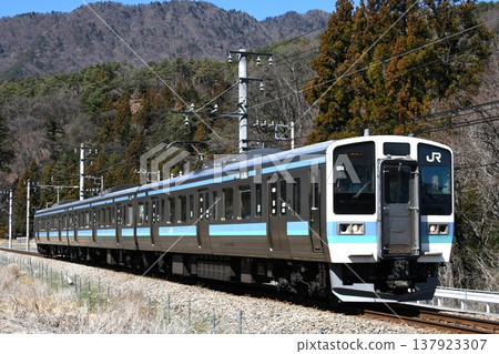 一列開往中央本線的 211 系列列車沿著富士急行軍線駛向高尾。 一列開往中央本線的 211 系列列車沿著富士急行軍線駛向高尾。 137923307