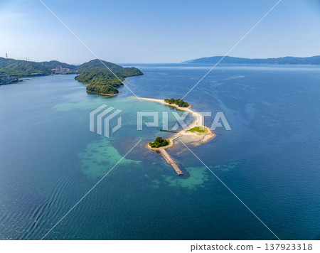 無人機空拍畫面展現了福井縣敦賀市無人居住的瑞島，該島常被稱為「北陸的夏威夷」。非常適合用於旅遊宣傳和展示風景名勝。 137923318