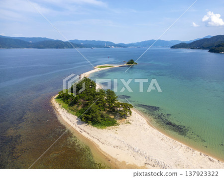 無人機空拍畫面展現了福井縣敦賀市無人居住的瑞島,該島常被稱為「北陸的夏威夷」。非常適合用於旅遊宣傳和展示風景名勝。 無人機空拍畫面展現了福井縣敦賀市無人居住的瑞島,該島常被稱為「北陸的夏威夷」。非常適合用於旅遊宣傳和展示風景名勝。 137923322