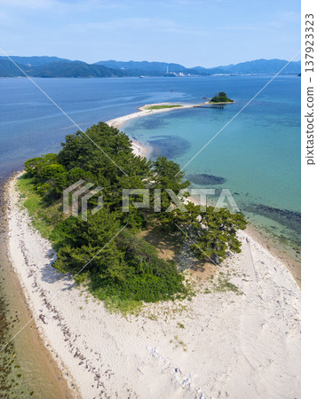 無人機空拍畫面展現了福井縣敦賀市無人居住的瑞島，該島常被稱為「北陸的夏威夷」。非常適合用於旅遊宣傳和展示風景名勝。 137923323