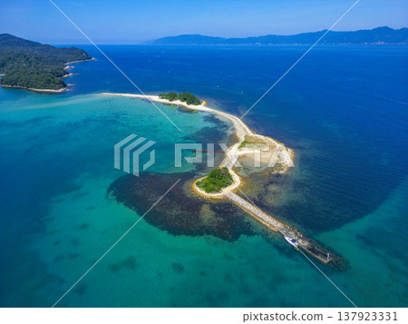 無人機空拍畫面展現了福井縣敦賀市無人居住的瑞島,該島常被稱為「北陸的夏威夷」。非常適合用於旅遊宣傳和展示風景名勝。 無人機空拍畫面展現了福井縣敦賀市無人居住的瑞島,該島常被稱為「北陸的夏威夷」。非常適合用於旅遊宣傳和展示風景名勝。 137923331