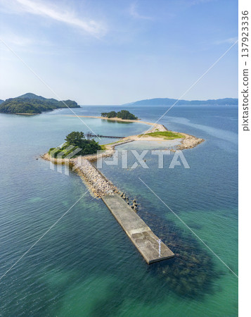 無人機空拍畫面展現了福井縣敦賀市無人居住的瑞島,該島常被稱為「北陸的夏威夷」。非常適合用於旅遊宣傳和展示風景名勝。 無人機空拍畫面展現了福井縣敦賀市無人居住的瑞島,該島常被稱為「北陸的夏威夷」。非常適合用於旅遊宣傳和展示風景名勝。 137923336