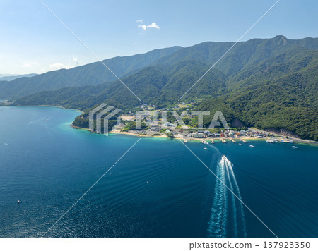 無人機空拍畫面展現了福井縣敦賀市無人居住的瑞島,該島常被稱為「北陸的夏威夷」。非常適合用於旅遊宣傳和展示風景名勝。 無人機空拍畫面展現了福井縣敦賀市無人居住的瑞島,該島常被稱為「北陸的夏威夷」。非常適合用於旅遊宣傳和展示風景名勝。 137923350