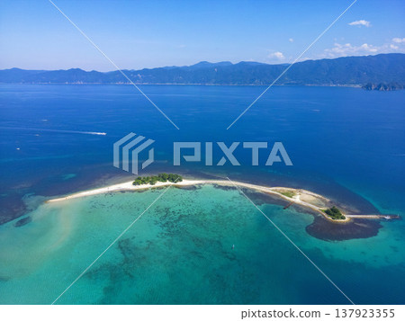 無人機空拍畫面展現了福井縣敦賀市無人居住的瑞島,該島常被稱為「北陸的夏威夷」。非常適合用於旅遊宣傳和展示風景名勝。 無人機空拍畫面展現了福井縣敦賀市無人居住的瑞島,該島常被稱為「北陸的夏威夷」。非常適合用於旅遊宣傳和展示風景名勝。 137923355