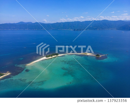無人機空拍畫面展現了福井縣敦賀市無人居住的瑞島，該島常被稱為「北陸的夏威夷」。非常適合用於旅遊宣傳和展示風景名勝。 137923356