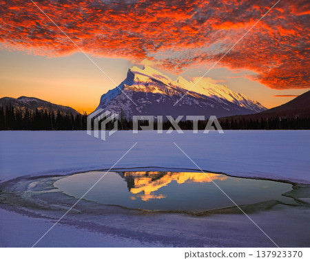 The stunning scenery of the Canadian Rockies in the depths of winter. The stunning scenery of the Canadian Rockies in the depths of winter. 137923370