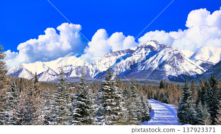 The stunning scenery of the Canadian Rockies in the depths of winter. The stunning scenery of the Canadian Rockies in the depths of winter. 137923371
