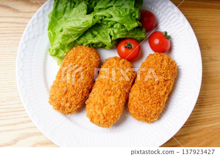 Crab cream croquette 137923427