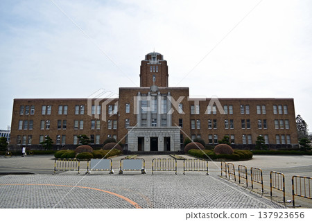 茨城縣水戶市，原茨城縣政府大樓「三之丸」的全景，這是一座具有現代建築風格的歷史磚砌建築。 137923656