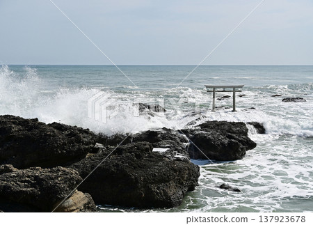 上磯鳥居,茨城縣大洗町:洶湧的波濤拍打著岩石海岸,構成了一幅神聖的景象。 上磯鳥居,茨城縣大洗町:洶湧的波濤拍打著岩石海岸,構成了一幅神聖的景象。 137923678