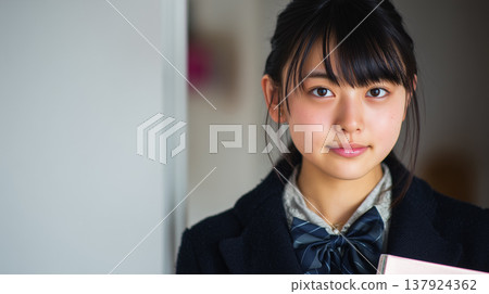 高中女生身穿制服的肖像照,室內,自然光。 高中女生身穿制服的肖像照,室內,自然光。 137924362