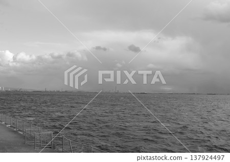 一幅寧靜的畫面,捕捉了神戶的海岸線和海堤風景。 一幅寧靜的畫面,捕捉了神戶的海岸線和海堤風景。 137924497