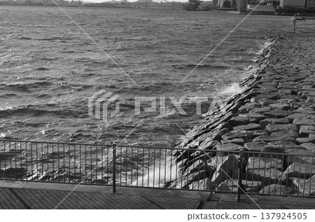 一幅寧靜的畫面，捕捉了神戶的海岸線和海堤風景。 137924505