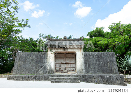 首里城，園宮宇瀧石門 137924584