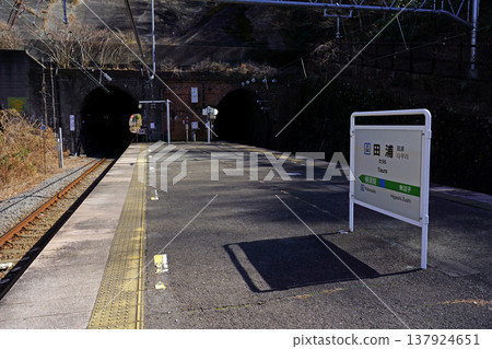 JR Yokosuka Line's Taura Station has tunnels on both sides. JR Yokosuka Line's Taura Station has tunnels on both sides. 137924651